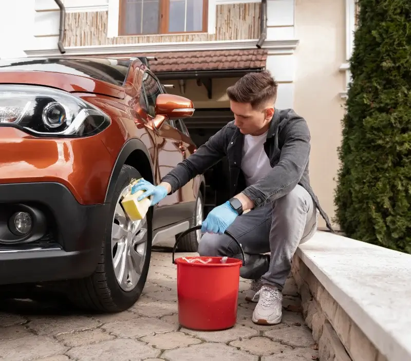 Lavage auto à domicile Meillant : professionnel intervenant sur un véhicule